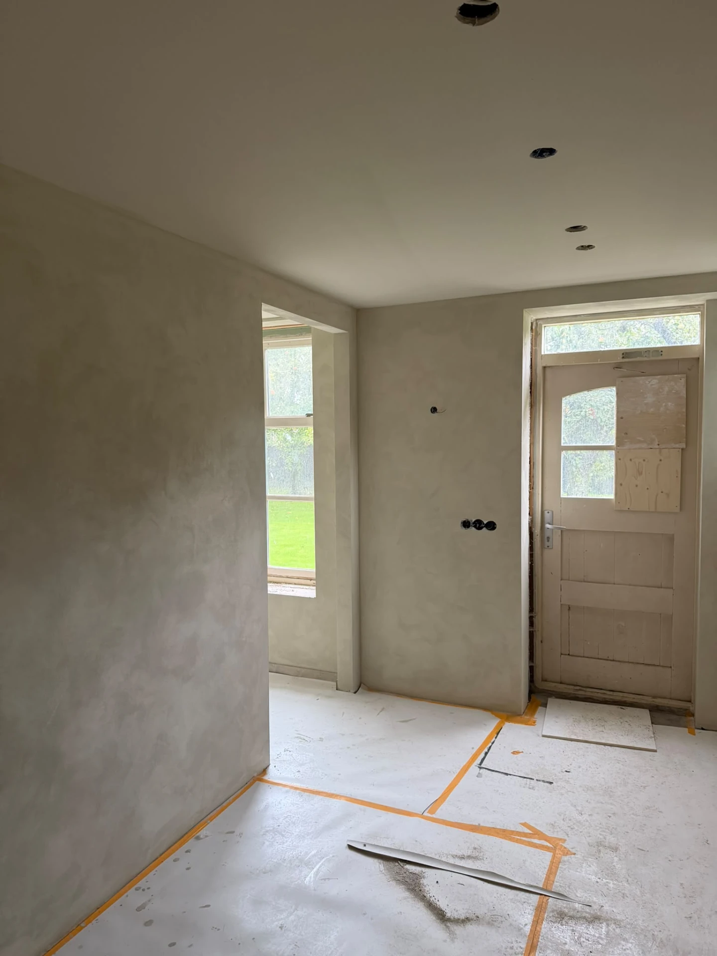 Gestucte wand en plafond in een ruimte in aanbouw